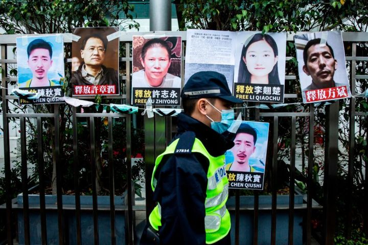 香港の中国連絡事務所に掲げられてる、中国政府に拘束された人々の解放を求めるポスター。参考写真 （Photo by ISAAC LAWRENCE/AFP via Getty Images）