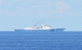 南シナ海における米沿岸警備隊とフィリピン沿岸警備隊の海難救助演習を監視する中国海警局公船（TED ALJIBE/AFP via Getty Images）
