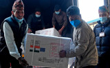 2021年1月21日、インドから無償提供された新型コロナウイルスワクチンの梱包箱を積み下ろすネパールのカトマンズ公衆衛生局スタッフ（RAKASH MATHEMA/AFP via Getty Images）