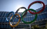 国際オリンピック委員会（IOC） 本部前のロゴ （Photo by FABRICE COFFRINI/AFP via Getty Images）