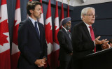 2020年1月、カナダ政府施設内で開かれた記者会見で発言するマーク・ガルノー運輸大臣（当時）。カナダのジャスティン・トルドー首相とハルジット・サジャン国防相は両脇に立つ（DAVE CHAN/AFP via Getty Images）