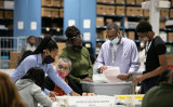 11月6日、米ジョージア州で2020年大統領選の開票作業が行われる様子（Jessica McGowan/Getty Images）