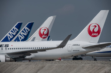 羽田空港で撮影されたANAとJALの航空機、参考写真(Photo by Carl Court/Getty Images)