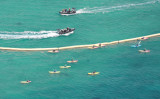 沖縄米軍基地移設により、名護市辺野古の埋め立て工事が行われている。工事に抗議する人々がカヌーに乗り、抗議現場に接近する。海上保安庁のゴムボートが巡視する（JIJI PRESS/AFP via Getty Images）