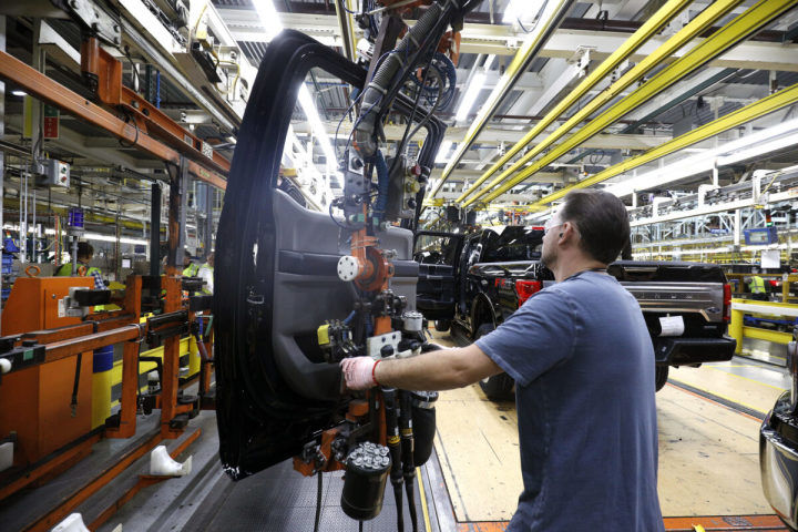 米ミシガン州ディアボーン市にあるフォード社の自動車製造工場の組立ラインで、フォードF-150を組み立てる作業員＝2018年9月27日（Bill Pugliano/Getty Images）