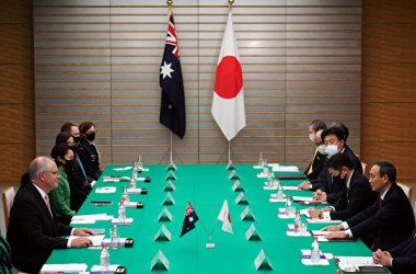 2020年11月17日、訪日した豪州のモリソン首相と菅総理が会談を行った(EUGENE HOSHIKO/POOL/AFP via Getty Images)