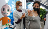 2021年1月23日 テレアビブでファイザー社製COVID-19ワクチンを接種する妊婦 （Jack Guez/AFP via Getty Images）