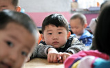 北京の保育園に通う中国の子供たち=2012年4月26日（STR/AFP/Getty Images）