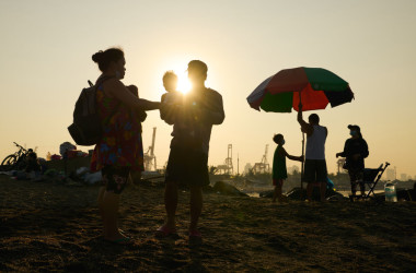 2021年3月、マニラの浜辺で夕涼みする人々。参考写真(Jes Aznar/Getty Images)