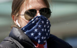 2021年4月2日 米ワシントンDC。 マスク替わりにバンダナで顔を覆う女性 （Kevin Lamarque/Reuters）