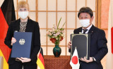 署名を終えたイナ・レーペル駐日ドイツ大使（左）と茂木敏充外務大臣（右）（外務省ホームページより）