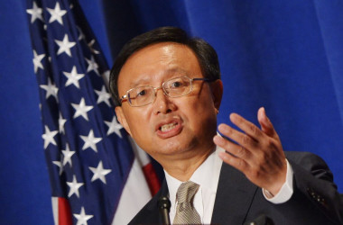 ワシントンで米中ビジネス協議会と米中関係全国委員会が設けた夕食会で演説する中国の楊潔篪(よう・けつち)国務委員=2013年7月11日(Mandel Ngan/AFP via Getty Images)