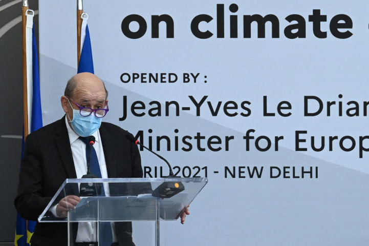 仏外相ジャン＝イヴ・ル・ドリアン氏は4月14日、ニューデリーの仏大使館で世界的な環境問題の対応について基調講演する （Photo by Prakash SINGH / AFP） （Photo by PRAKASH SINGH/AFP via Getty Images）