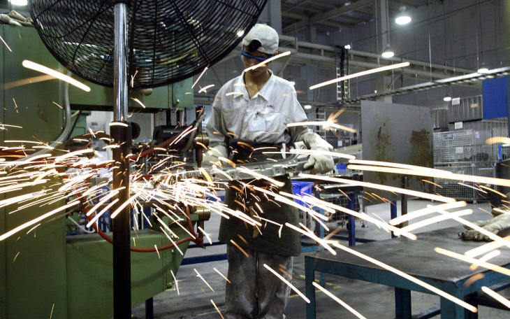 2003年6月14日、ホンダに部品を供給している日系企業、オートパーツアライアンス(中国)の広東工場で働く溶接工(PETER PARKS/AFP via Getty Images)