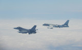 2020年2月9日、台湾の防空識別圏（ADIZ）に進入した中国軍機を監視するために、緊急発進する台湾国軍のF-16戦闘機（左）（台湾国防部）