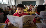 中国湖南省平陽県の小学校内のクラスの様子（JOHANNES EISELE/AFP/Getty Images）