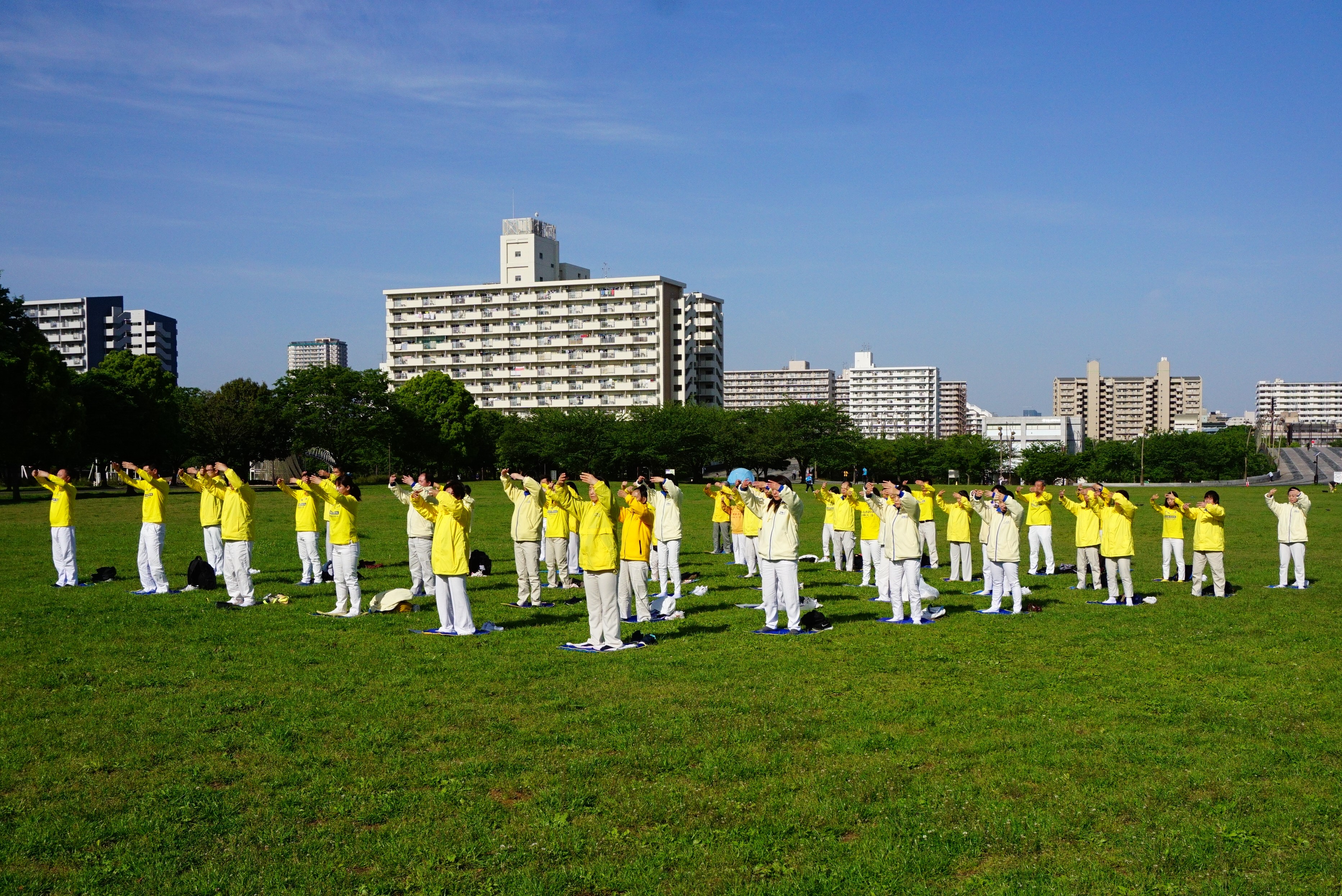 2021年4月、東京の公園で集団煉功を行う法輪功学習者（王文亮/大紀元）