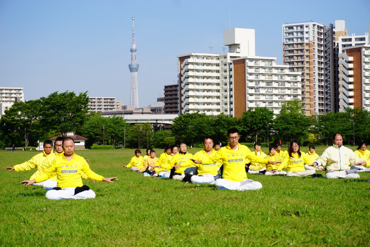公園で集団煉功を行う法輪功学習者。自らの信念で中共による迫害を耐え抜いた。（王文亮/大紀元）