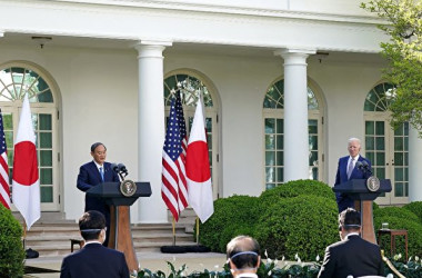 2021年4月16日、日米首脳会談の記者会見で発言を行うバイデン米大統領と菅首相(MANDEL NGAN / AFP)