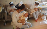 写真は、中国・北京にある母子ケアセンター（GREG BAKER/AFP via Getty Images）