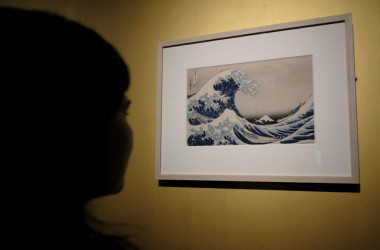 葛飾北斎の代表的な浮世絵作「富嶽三十六景神奈川沖浪裏」は2017年、イタリアのローマで展示された。参考写真(ANDREAS SOLARO/AFP via Getty Images)