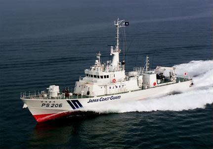 2013年8月18日、尖閣諸島を通過する海上保安庁の巡視船「PS206 ほうおう」(Ruairidh Villar/Reuters)