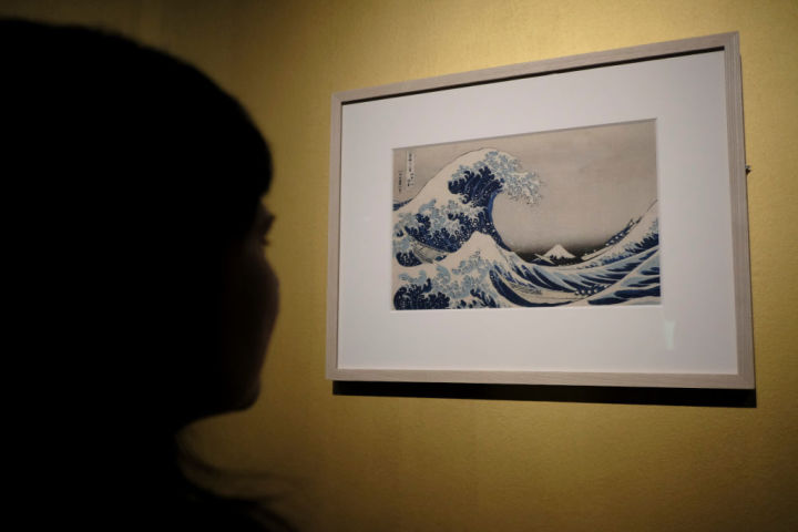 葛飾北斎の代表的な浮世絵作「富嶽三十六景神奈川沖浪裏」は2017年、イタリアのローマで展示された。参考写真（ANDREAS SOLARO/AFP via Getty Images）