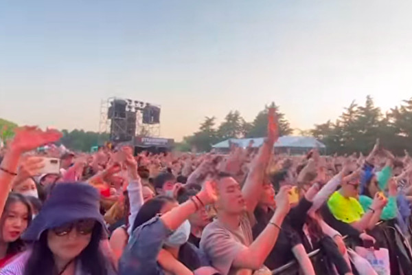 2021年5月1日、上海市で開催された「イチゴ音楽祭」(スクリーンショット)