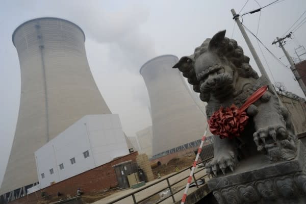 2011年11月22日、北京郊外にある石炭火力発電所の冷却塔(GOH CHAI HIN/AFP/Getty Images)