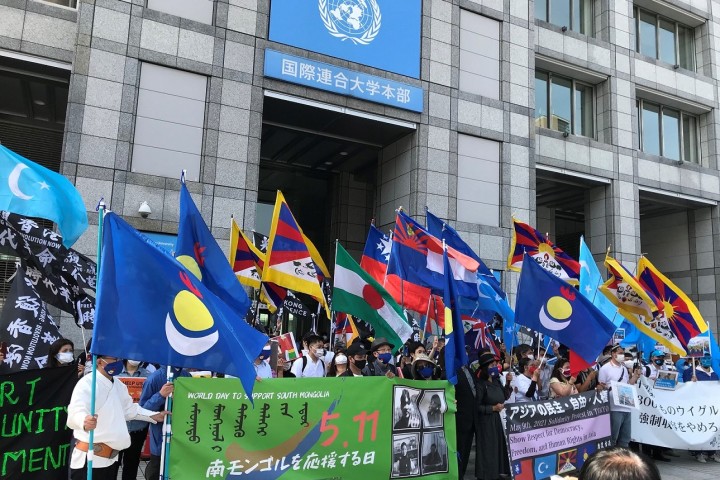 国連大学前で集会を行う各団体。（王文亮/大紀元）