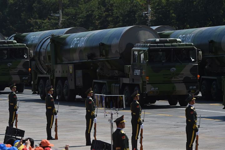 射程1万キロメートルを超す中国の東風31A大陸間弾道ミサイル。2015年9月に撮影（Photo credit should read GREG BAKER/AFP via Getty Images）