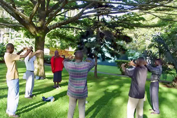 2004年、ウガンダで住民が法輪功を学んでいる様子(明慧網)