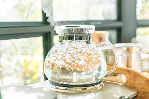 早朝、午後、夜間。それぞれの時間に、健康に役立つ水の飲み方があります。(Shutterstock)