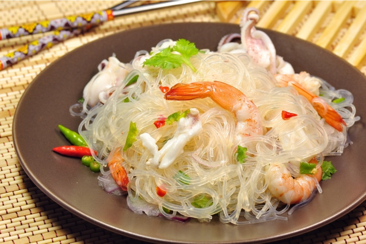 緑豆はるさめを使った料理「はるさめの海鮮あえ」。栄養豊富で、満足感十分の一品です。（Shutterstock）