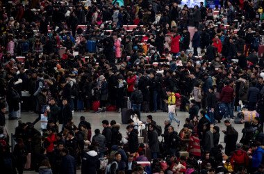 旧正月の連休を控え、中国上海市の虹橋駅の待合室に集まる乗客たち=2018年2月6日(Johannes Eisele/AFP via Getty Images)