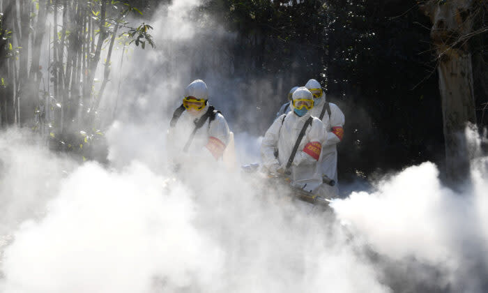 安徽省で消毒作業を行う作業員たち、2020年2月撮影（AP通信）