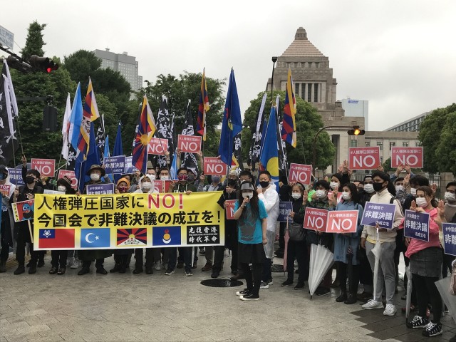 中国共産党による人権弾圧を非難する国会決議の成立を求める抗議活動が行われた。19日、国会議事堂前にて撮影（王文亮/大紀元）