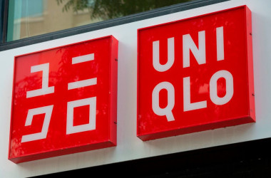 ユニクロ店舗のロゴ、参考写真(Photo by ALASTAIR PIKE/AFP via Getty Images)