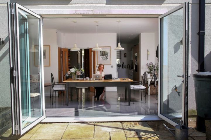 在宅勤務のイメージ。(Photo by GEOFF CADDICK/AFP via Getty Images)