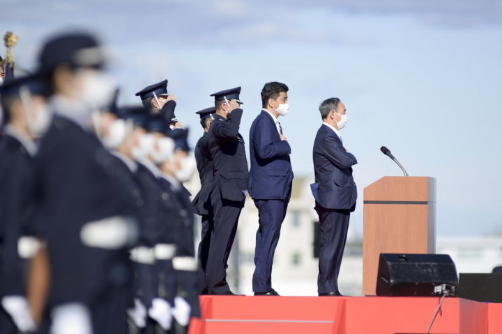 航空自衛隊の式典に出席する岸防衛相。2020年11月28日撮影（Photo by DAVID MAREUIL/POOL/AFP via Getty Images）