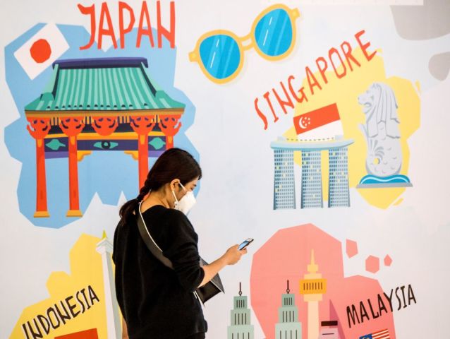 日本やシンガポール、マレーシア、インドネシアの名所を描いた壁面ペイント。タイ・バンコクで2021年2月撮影(MLADEN ANTONOV/AFP via Getty Images)