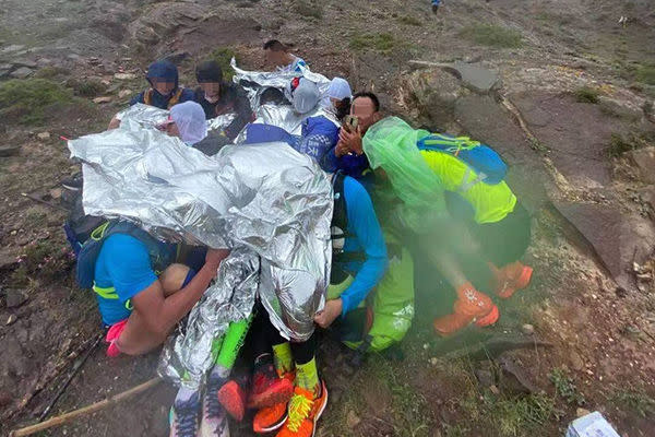 中国のクロスカントリーで21人死亡。写真は寒さに怯える参加者ら(微博)