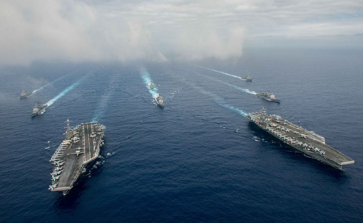 フィリピン海で航行中の米軍空母艦隊 (Photo by Specialist 3rd Class Jake Greenberg/U.S. Navy via Getty Images)