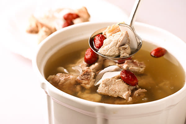 滋陰貴妃湯を一碗飲み、足ツボをマッサージすることで更年期の症状緩和に役立ちます。(Shutterstock)