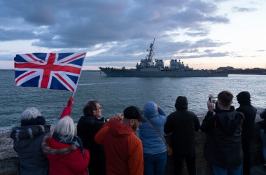 5月22日、英空母クイーン・エリザベスは英南部ポーツマス海軍基地を出発した。写真は打撃群に加わる米フリゲート艦 (Photo by Chris Eades/Getty Images)