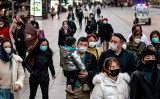 中国上海市で街を行き交う市民たち（NOEL CELIS/AFP via Getty Images）