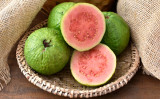 ビタミンC、ビタミンEなどが豊富な果実グアバは、アンチエイジングと美肌の両面に効果的です。（Shutterstock）