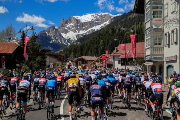 初夏のイタリアで国際自転車レース 優勝者が着る意外な色の服とは