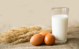 ビタミンCおよびDを含む食品を摂ると、カルシウム補給が効率よくできます。（Shutterstock）