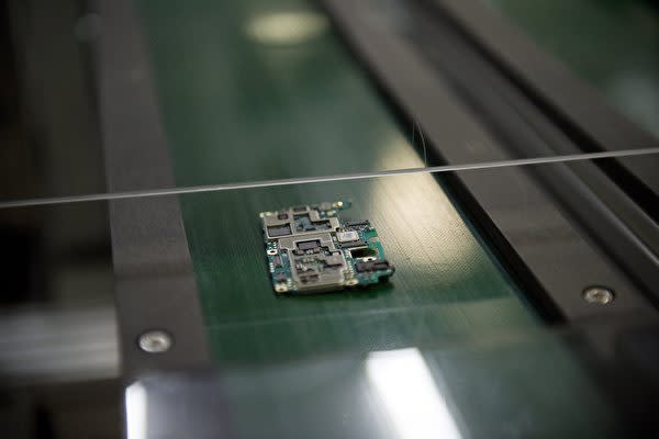 中国広東省東莞市にある半導体製造工場の生産ライン (NICOLAS ASFOURI/AFP via Getty Images)